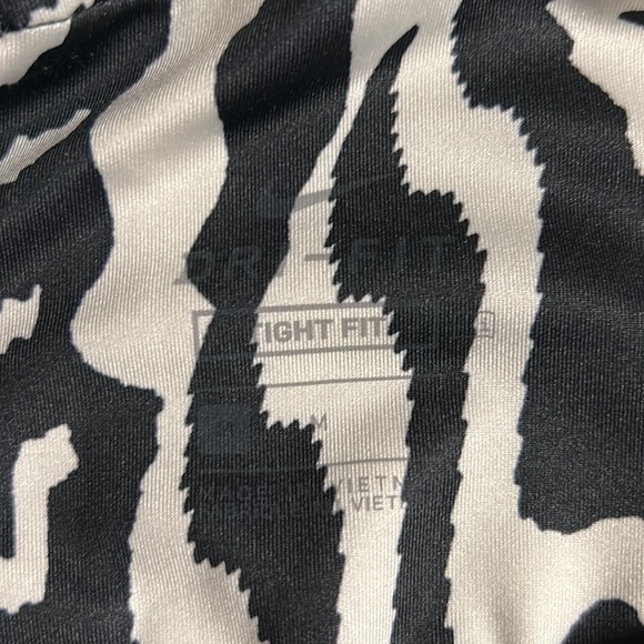 The Nike One Full Length Tight Fit Leggings Glow in the Dark Size Medium Youth - Picture 4 of 4